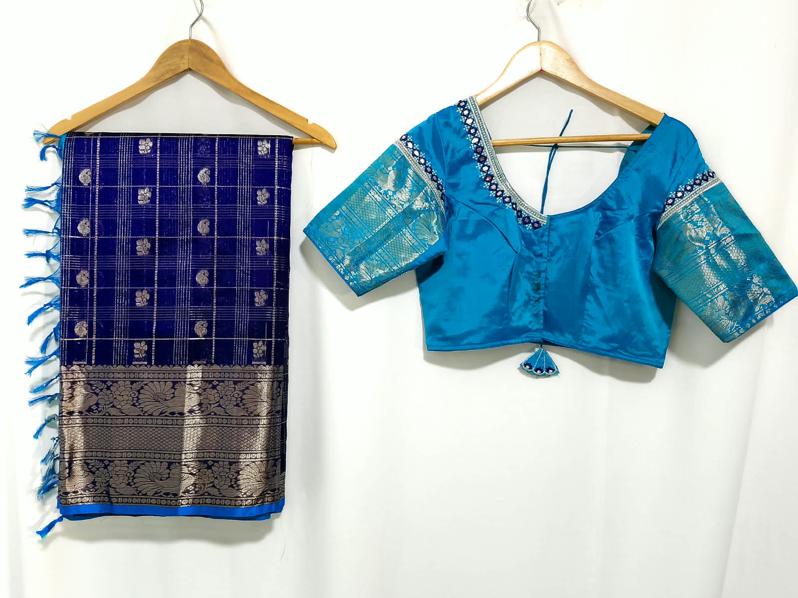 N1472 : Ready To Ship Beautiful Saree With Stitched Blouse N1472 : Ready To Ship Beautiful Saree With Stitched Blouse