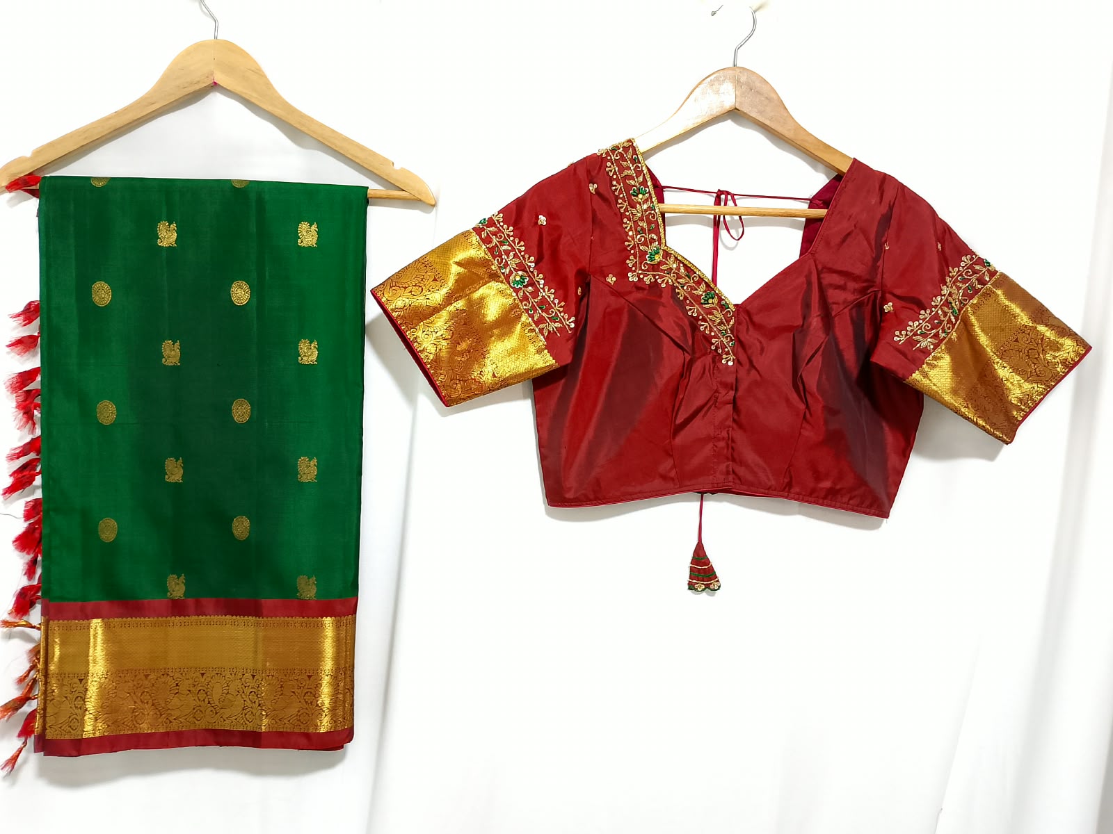 N1487 : Ready To Ship Beautiful Saree With Stitched Blouse