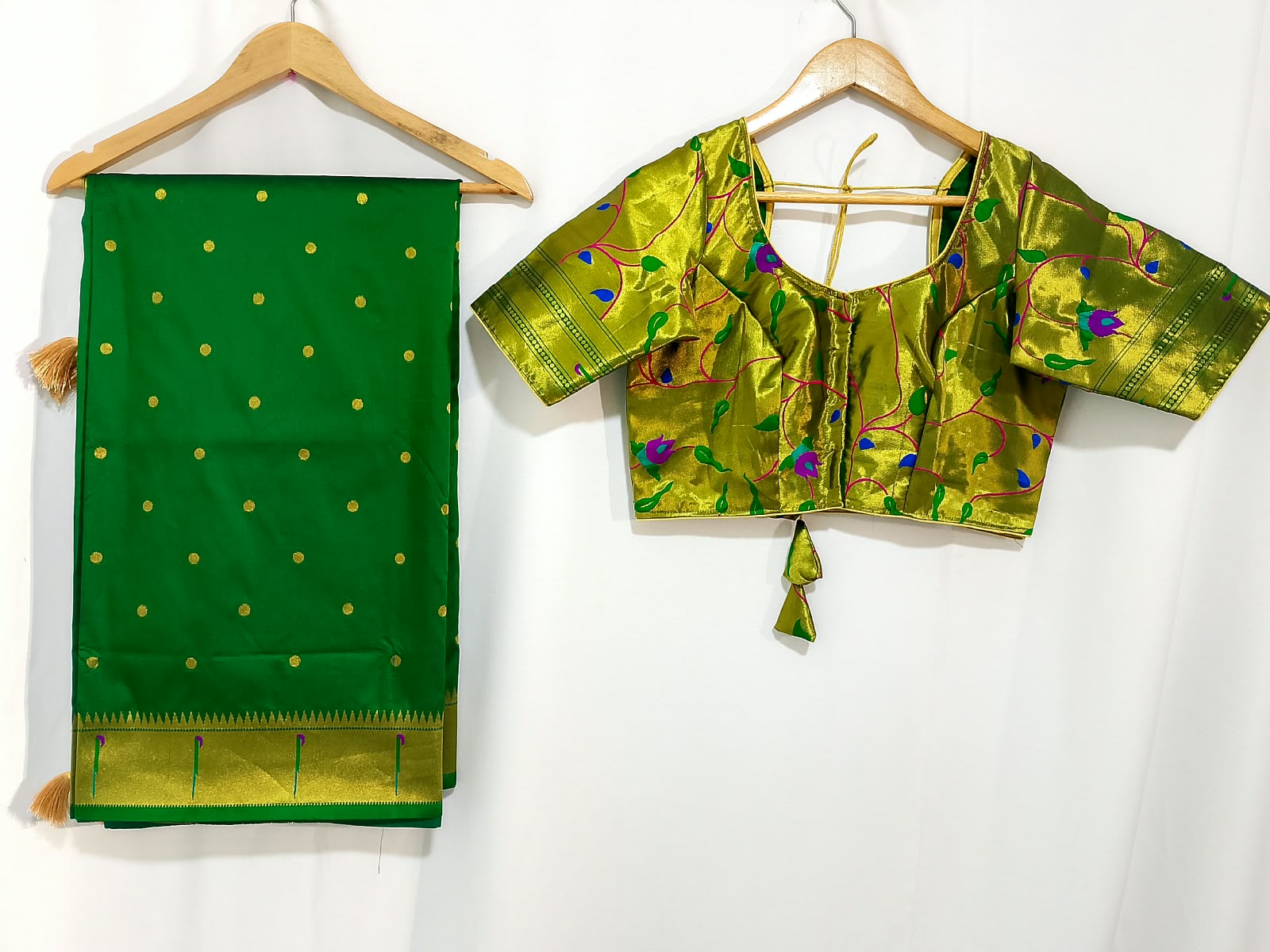 N1500 : Ready To Ship Beautiful Saree With Stitched Blouse