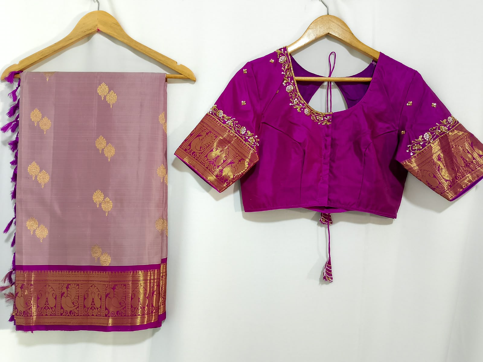 N1515 : Ready To Ship Beautiful Saree With Stitched Blouse N1515 : Ready To Ship Beautiful Saree With Stitched Blouse