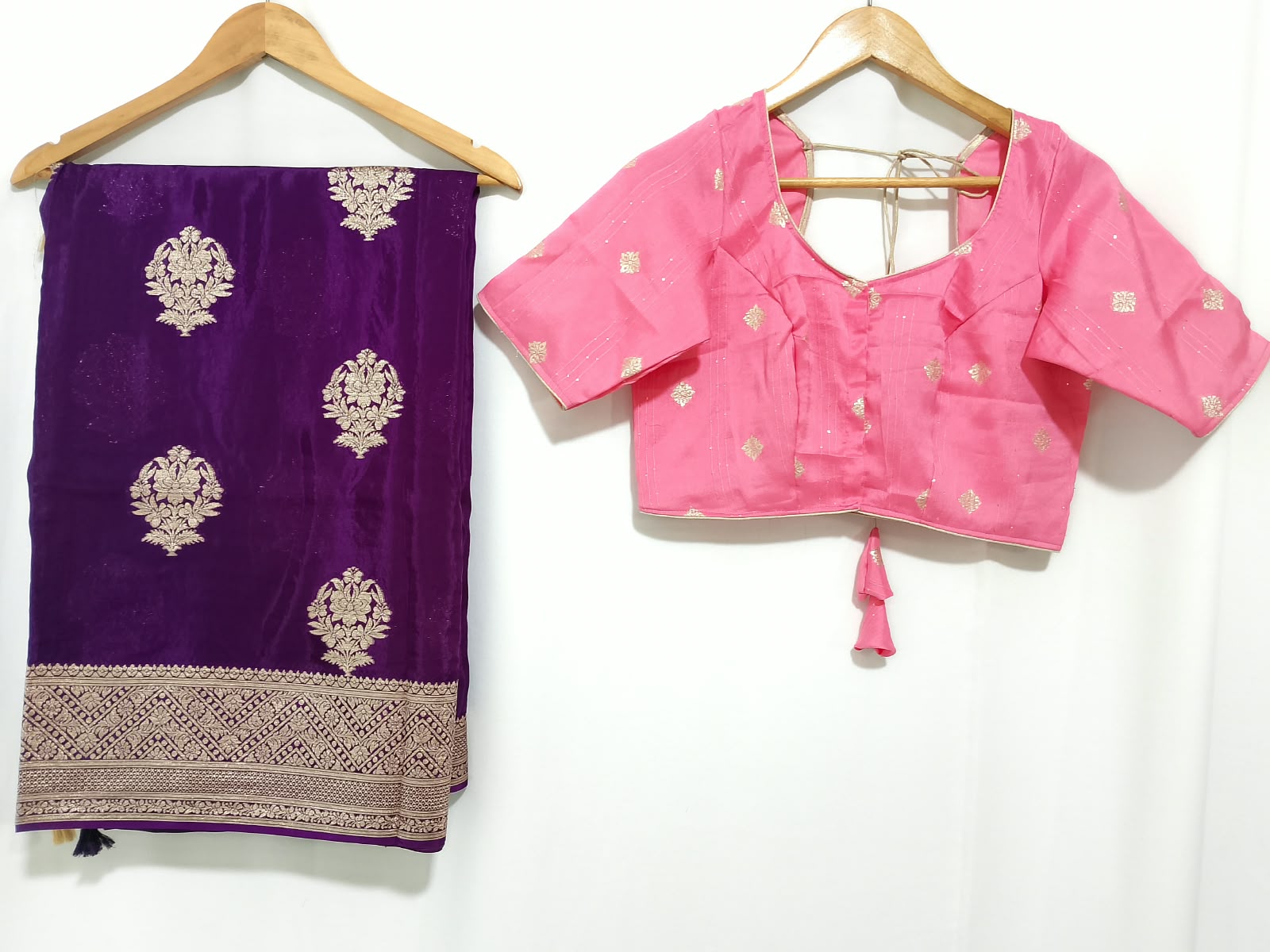 N1518 : Ready To Ship Beautiful Munga Crepe Saree With Stitched Blouse