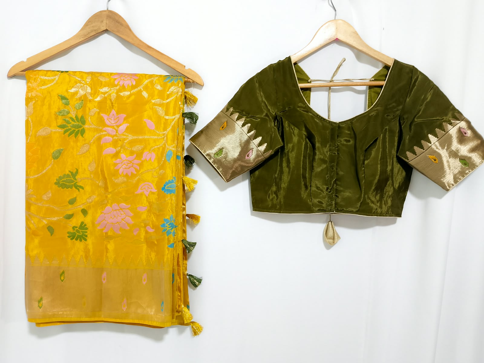 N1522 : Ready To Ship Beautiful Saree With Stitched Blouse