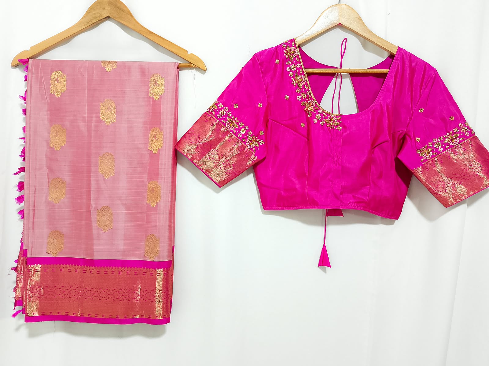 N1520 : Ready To Ship Beautiful Saree With Stitched Blouse N1520 : Ready To Ship Beautiful Saree With Stitched Blouse