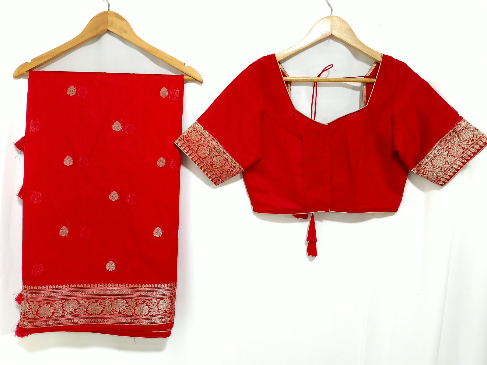 N1543 : Ready To Ship Beautiful Saree With Stitched Blouse