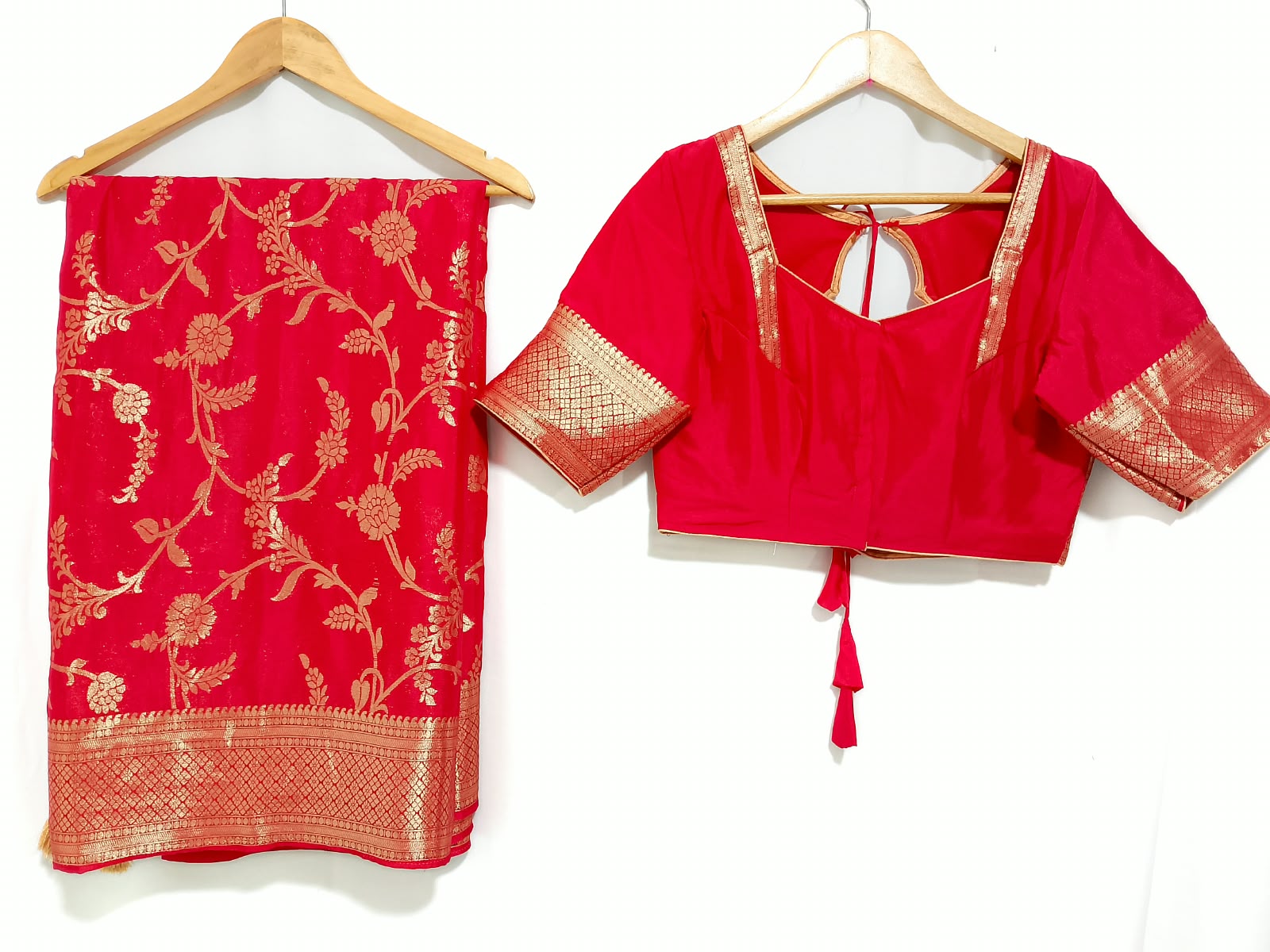 N1547 : Ready To Ship Beautiful Saree With Stitched Blouse