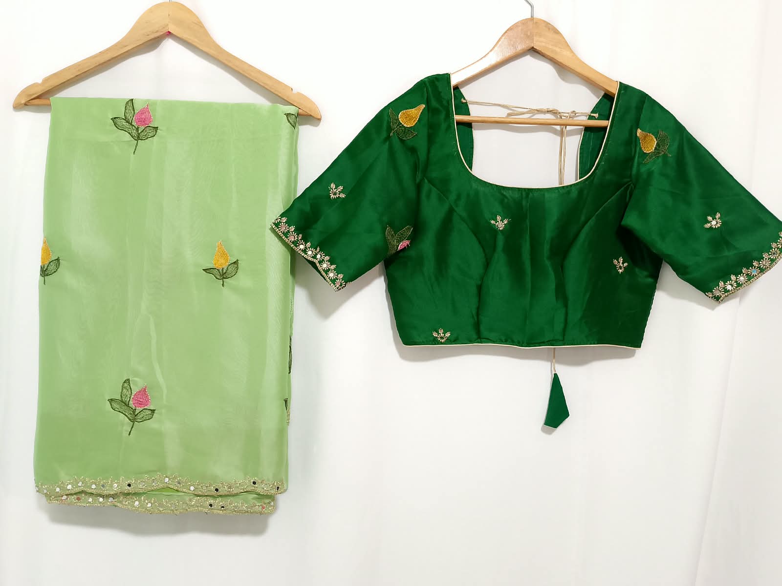 N1550  : Ready To Ship Beautiful Saree With Stitched Blouse