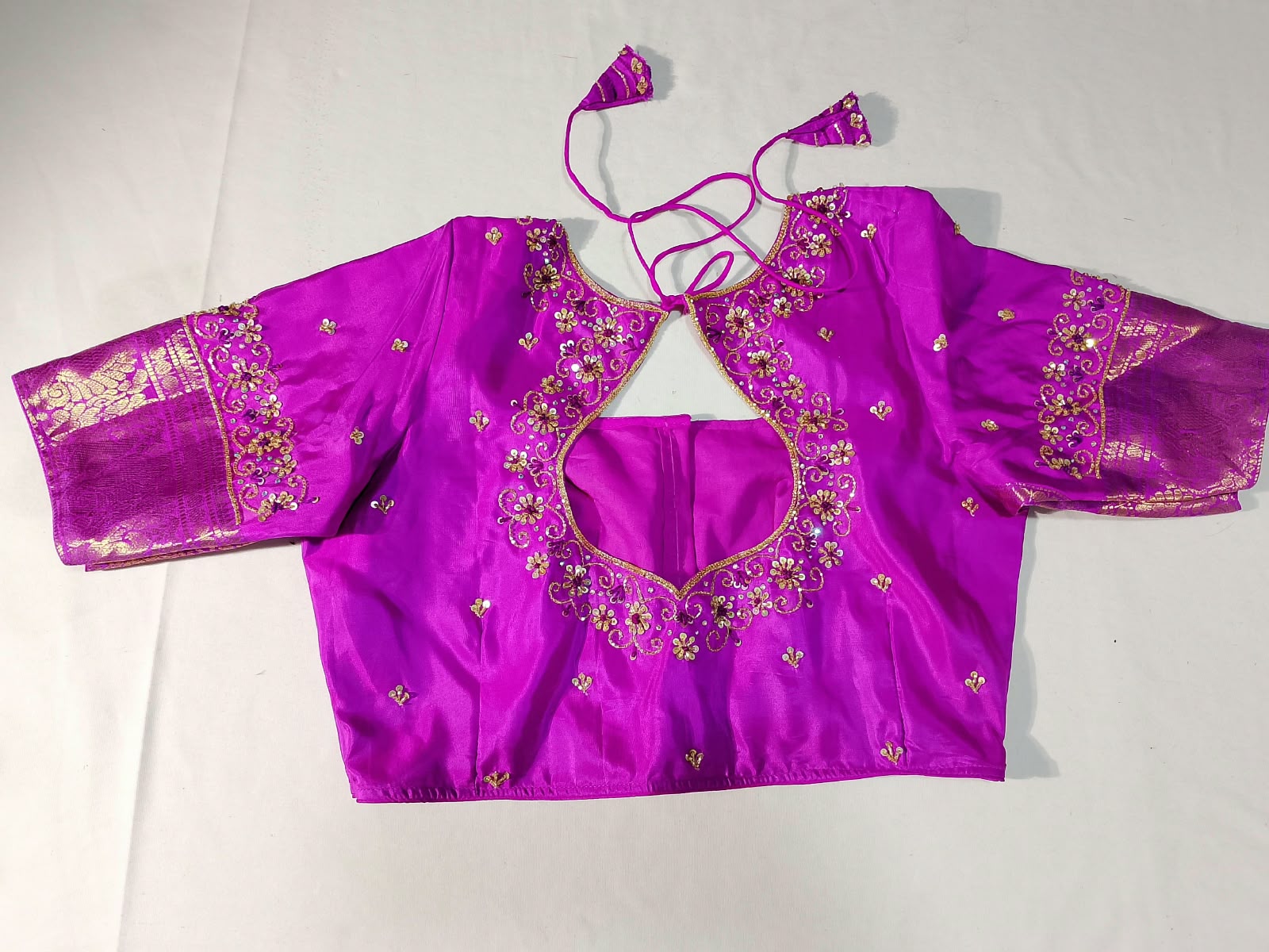 N1556 : Ready To Ship Beautiful Saree With Stitched Blouse N1556 : Ready To Ship Beautiful Saree With Stitched Blouse