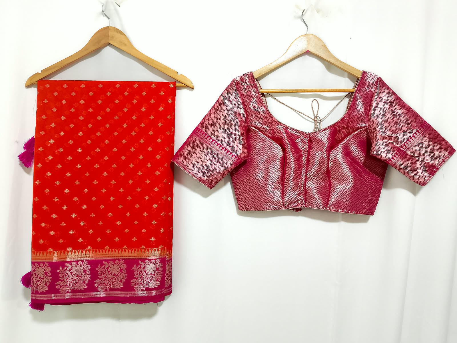 N1525  : Ready To Ship Beautiful Banarasi Saree With Stitched Blouse