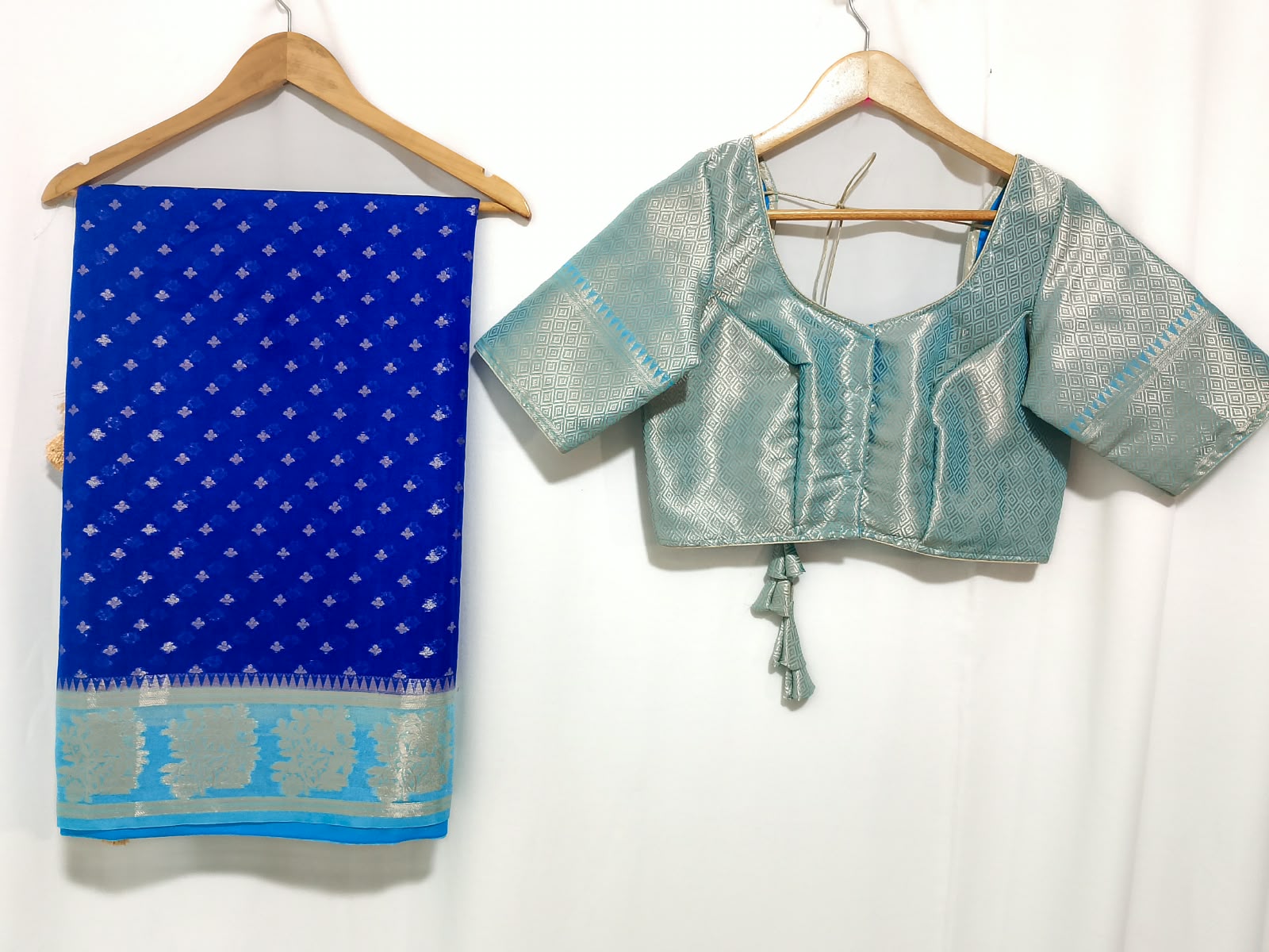 N1526 : Ready To Ship Beautiful Banarasi Saree With Stitched Blouse