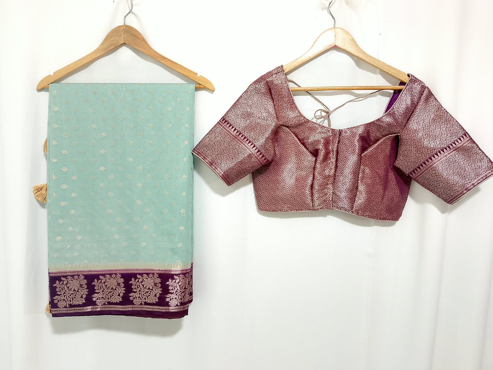 N1528 : Ready To Ship Beautiful Banarasi Saree With Stitched Blouse
