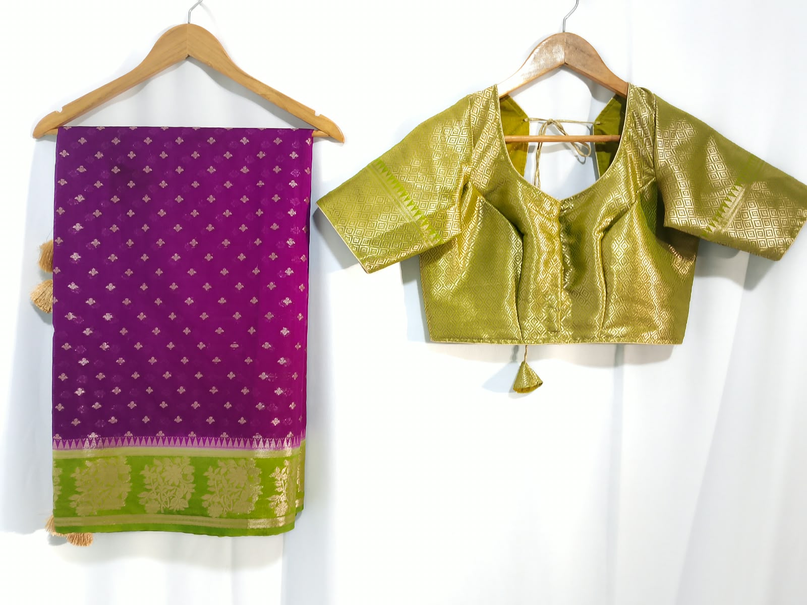 N1527 : Ready To Ship Beautiful Banarasi Saree With Stitched Blouse