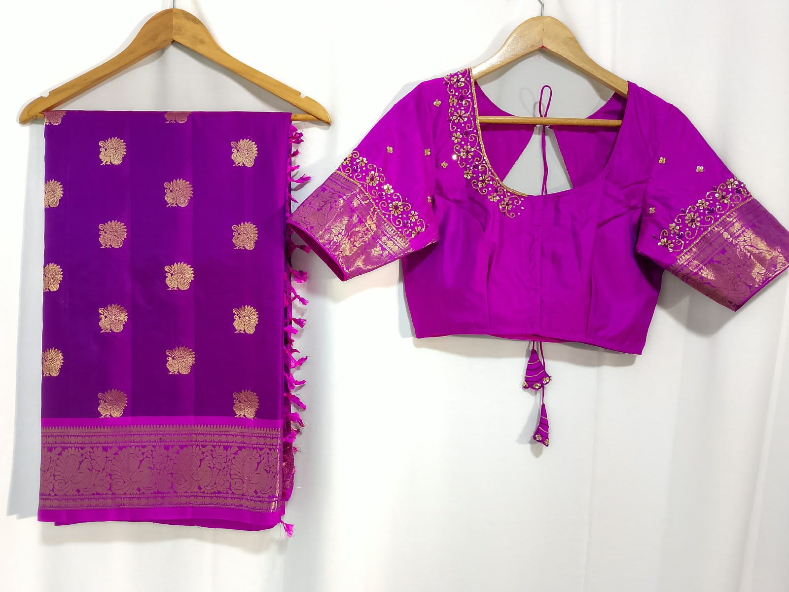 N1556 : Ready To Ship Beautiful Saree With Stitched Blouse N1556 : Ready To Ship Beautiful Saree With Stitched Blouse