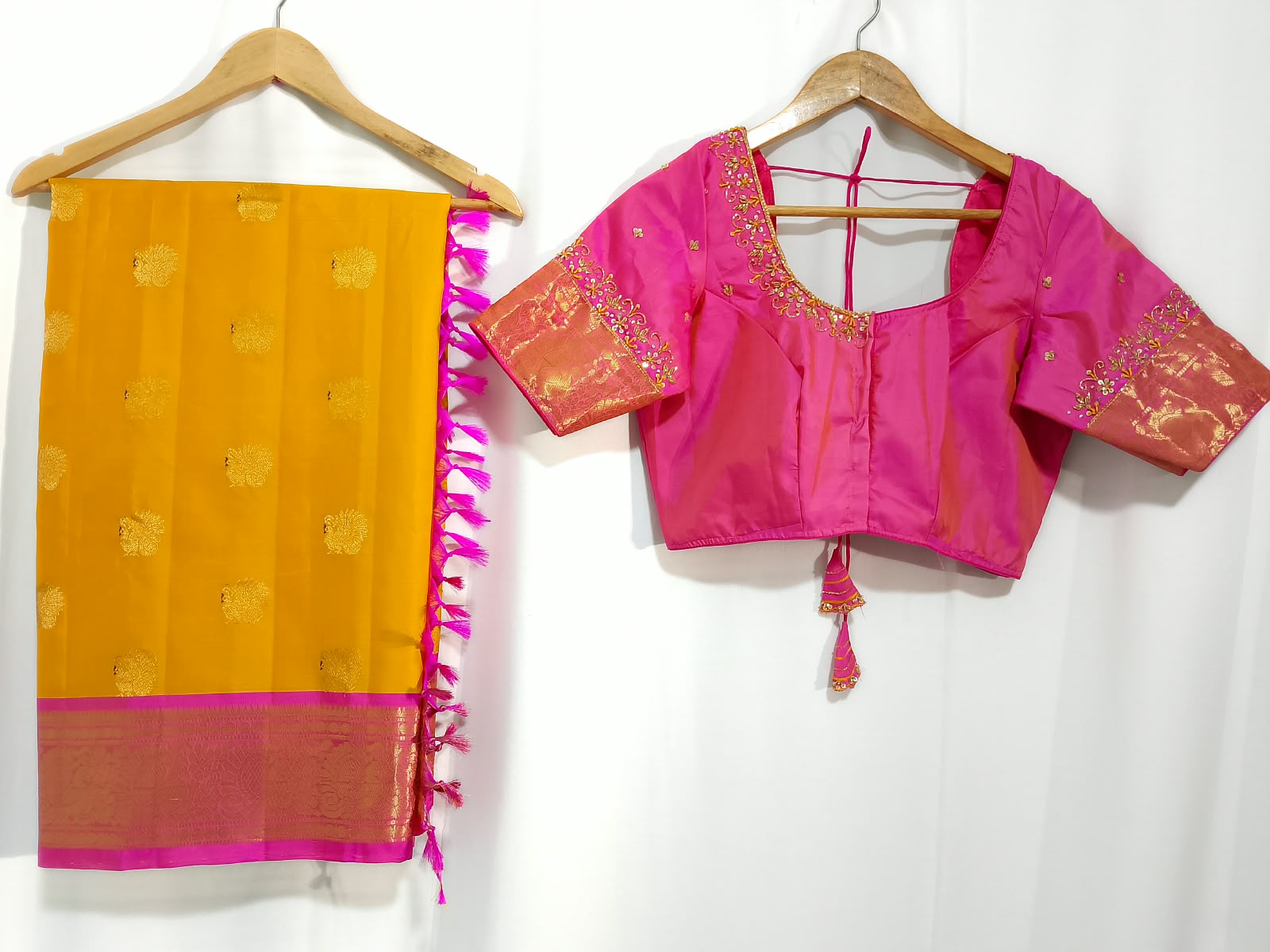 N1555 : Ready To Ship Beautiful Saree With Stitched Blouse N1555 : Ready To Ship Beautiful Saree With Stitched Blouse