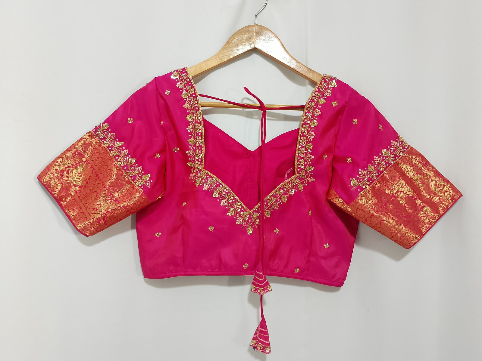 N1560 : Ready To Ship Beautiful Saree With Stitched Blouse N1560 : Ready To Ship Beautiful Saree With Stitched Blouse