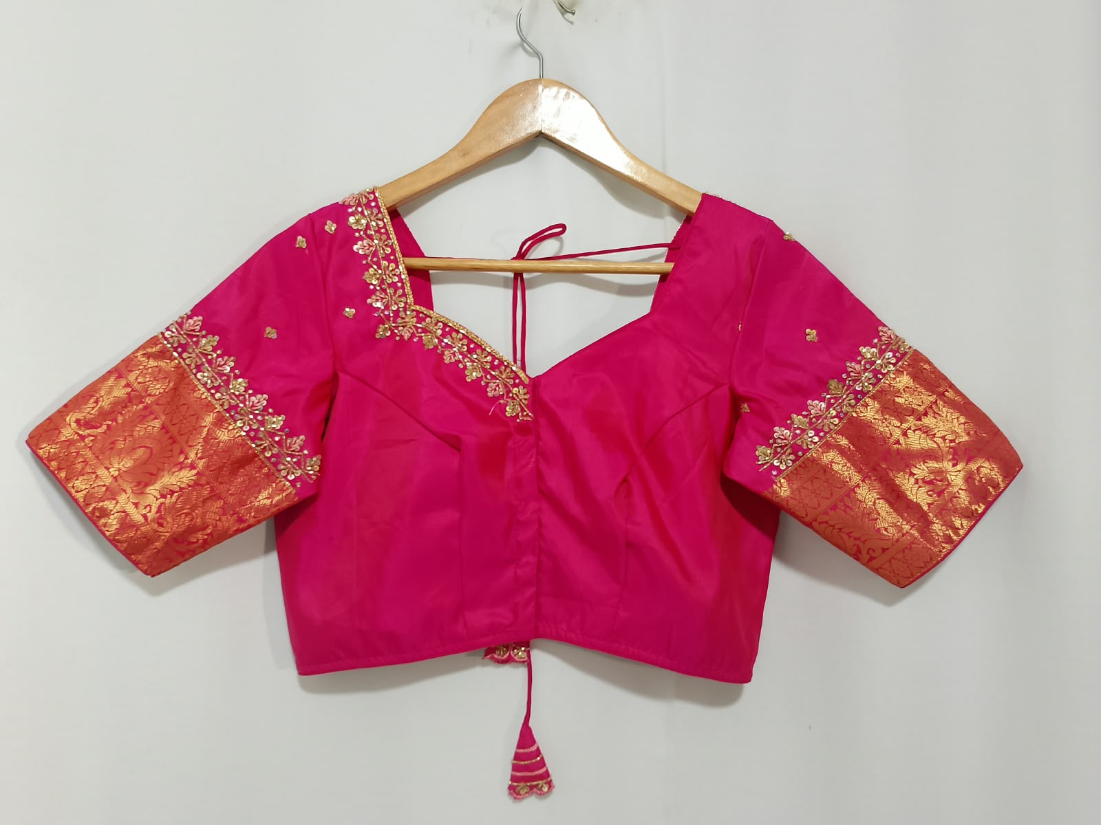 N1560 : Ready To Ship Beautiful Saree With Stitched Blouse N1560 : Ready To Ship Beautiful Saree With Stitched Blouse