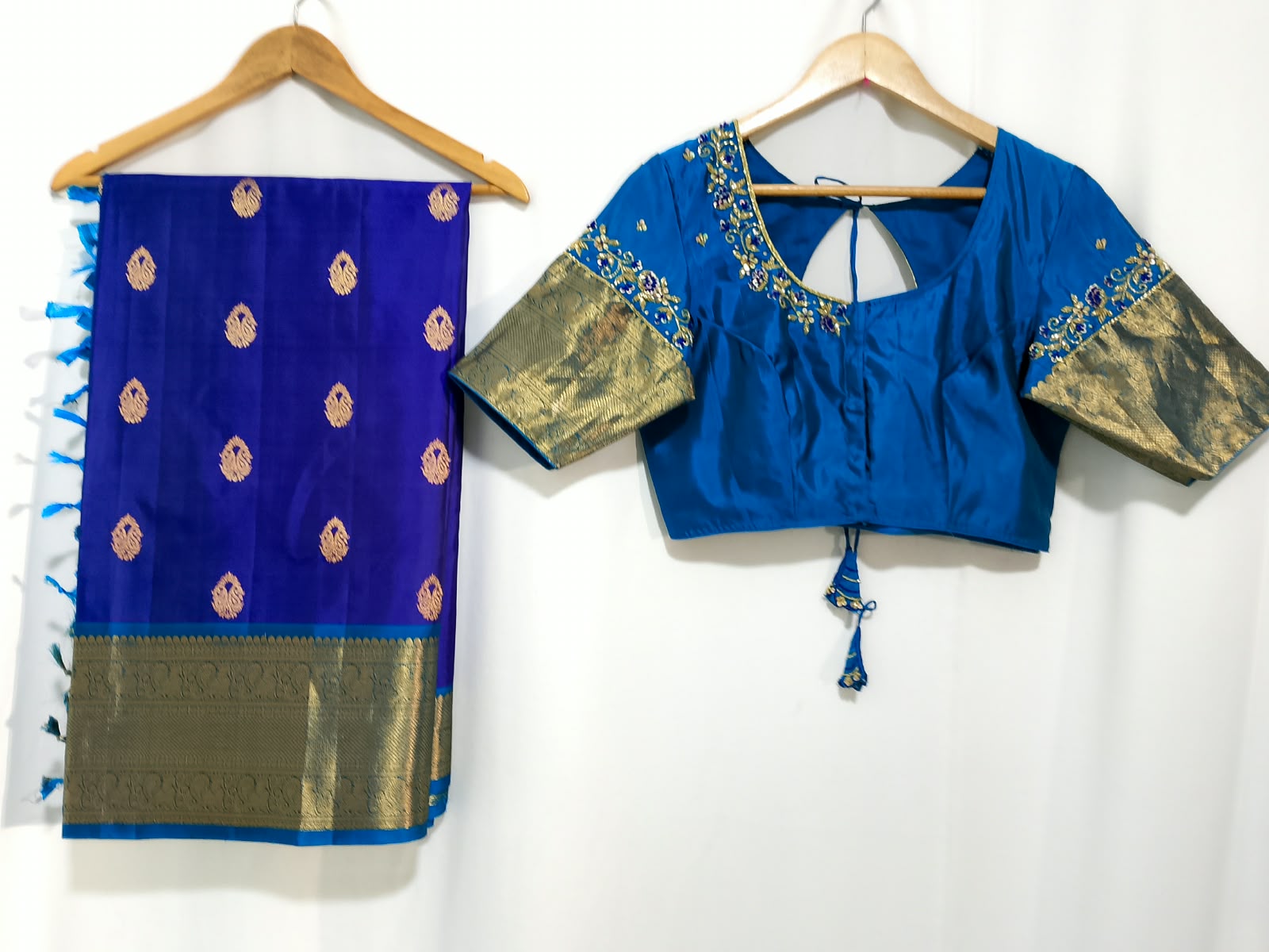 N1559  : Ready To Ship Beautiful Saree With Stitched Blouse