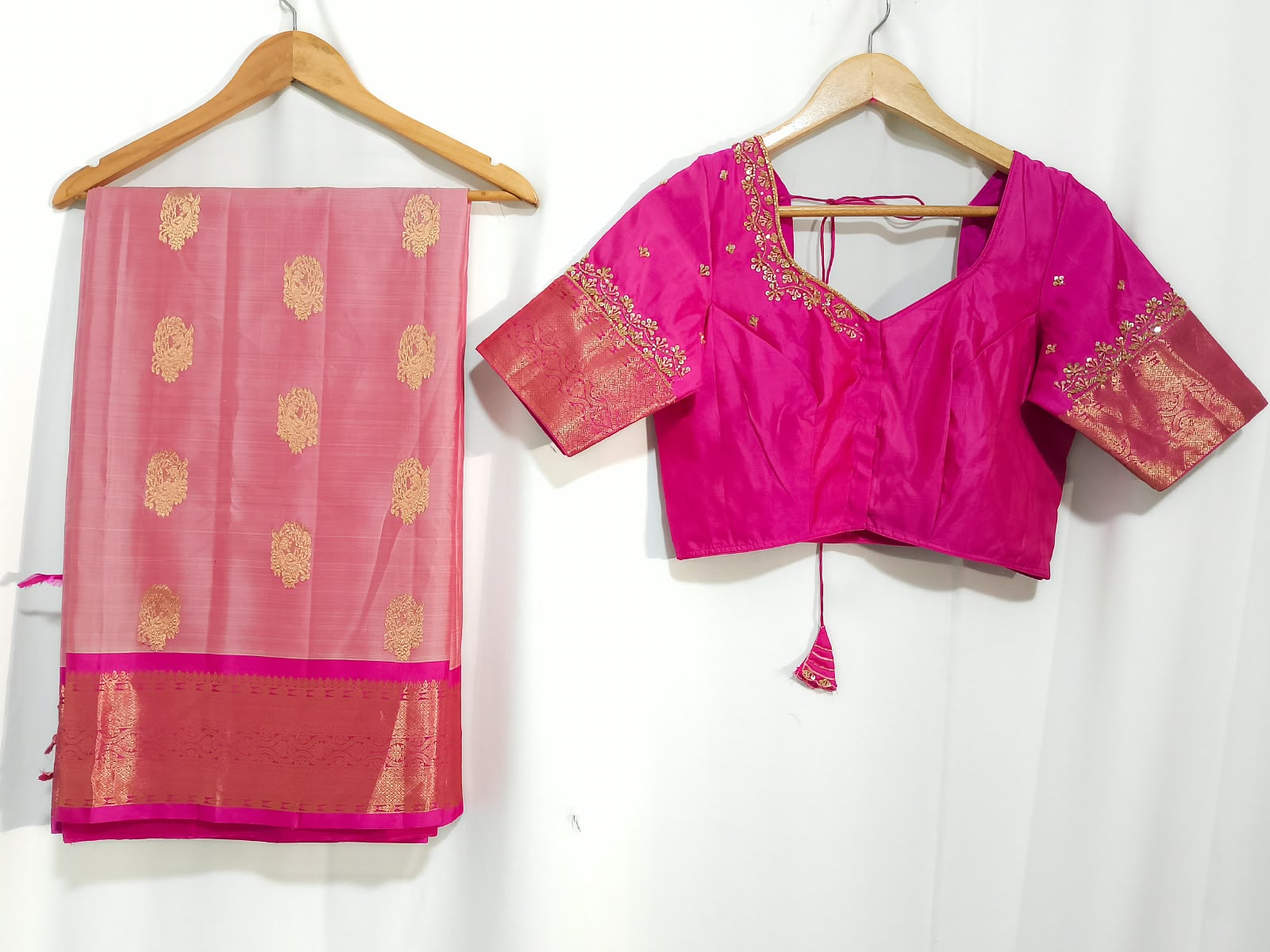 N1558 : Ready To Ship Beautiful Saree With Stitched Blouse N1558 : Ready To Ship Beautiful Saree With Stitched Blouse