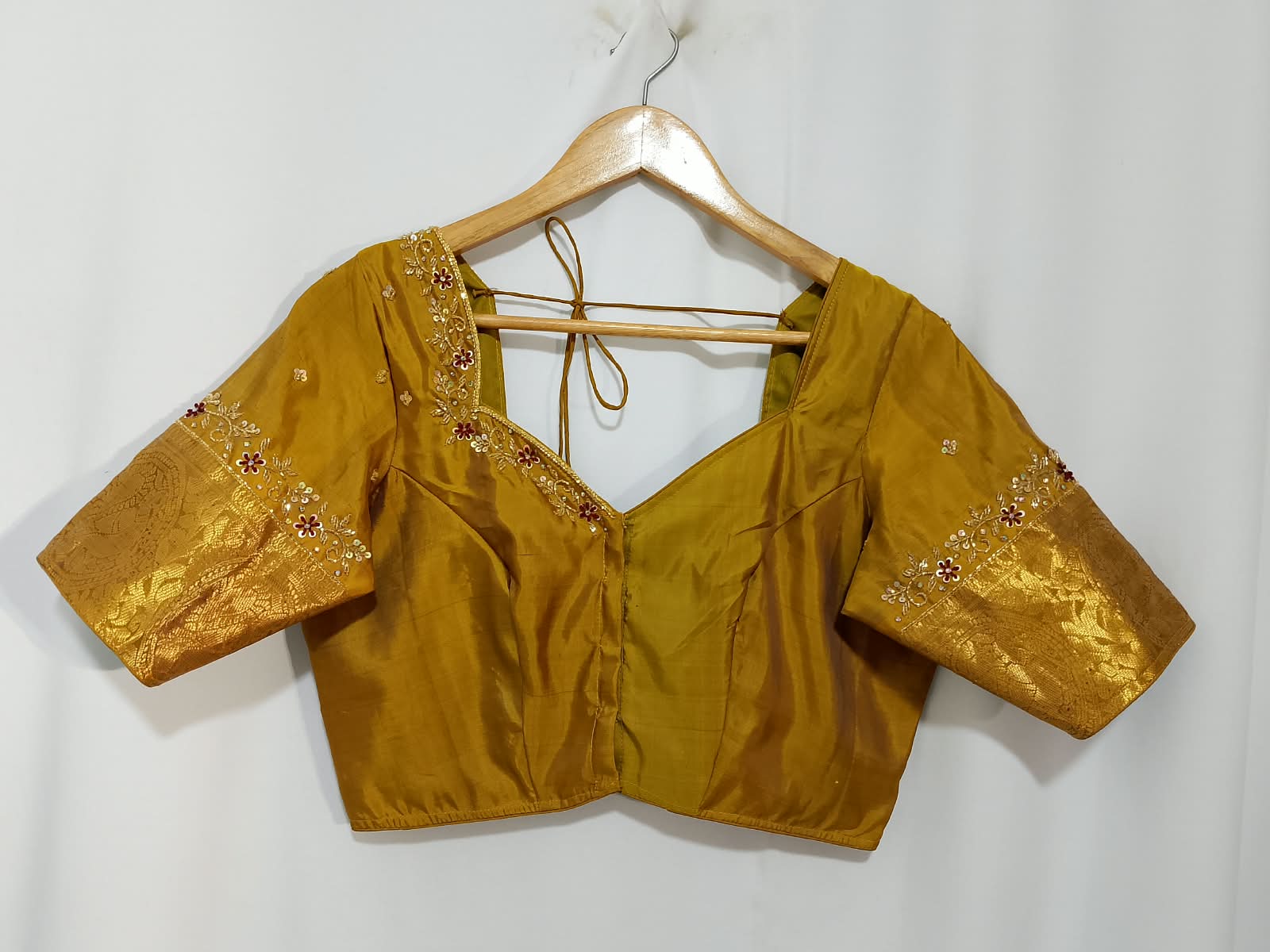 N1562 : Ready To Ship Beautiful Pure Kanchipattu Saree With Stitched Maggam Work Blouse N1562 : Ready To Ship Beautiful Pure Kanchipattu Saree With Stitched Maggam Work Blouse