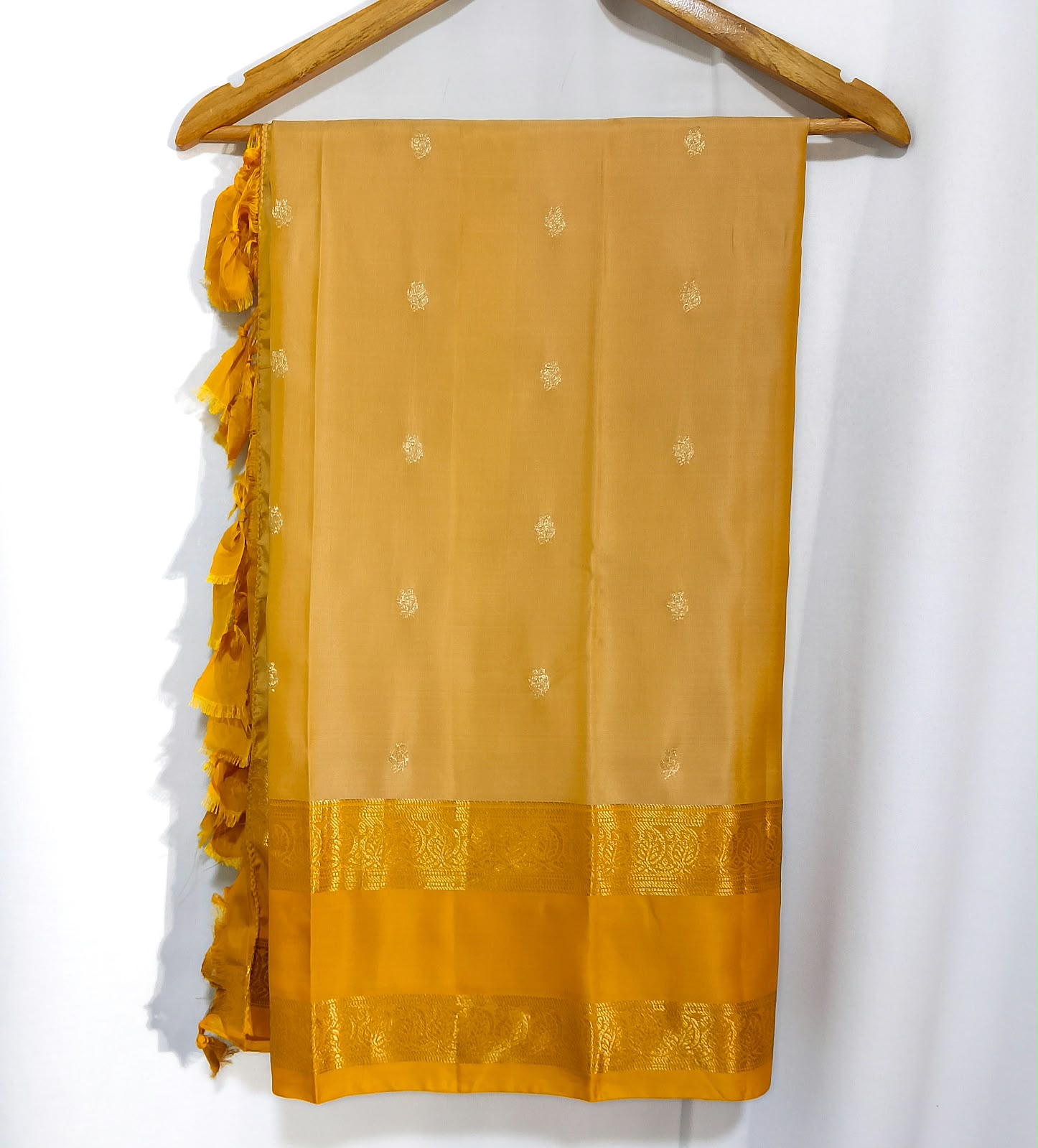 N1579 : Ready To Ship Beautiful Saree With Stitched Blouse N1579 : Ready To Ship Beautiful Saree With Stitched Blouse