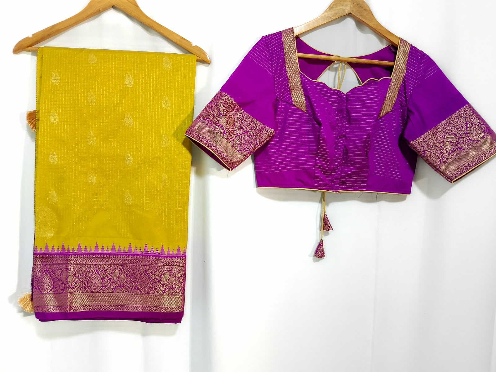 N1609 : Ready To Ship Beautiful Saree With Stitched Blouse N1609 : Ready To Ship Beautiful Saree With Stitched Blouse