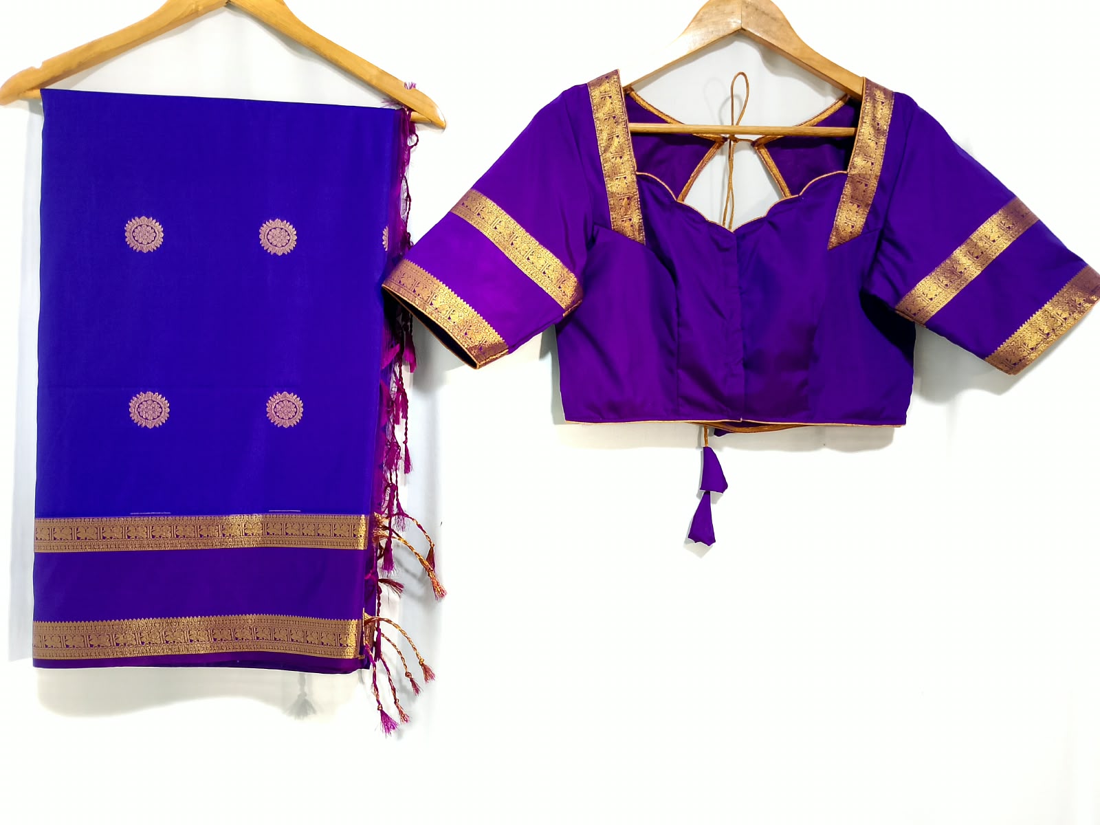 N1611 : Ready To Ship Beautiful Saree With Stitched Blouse