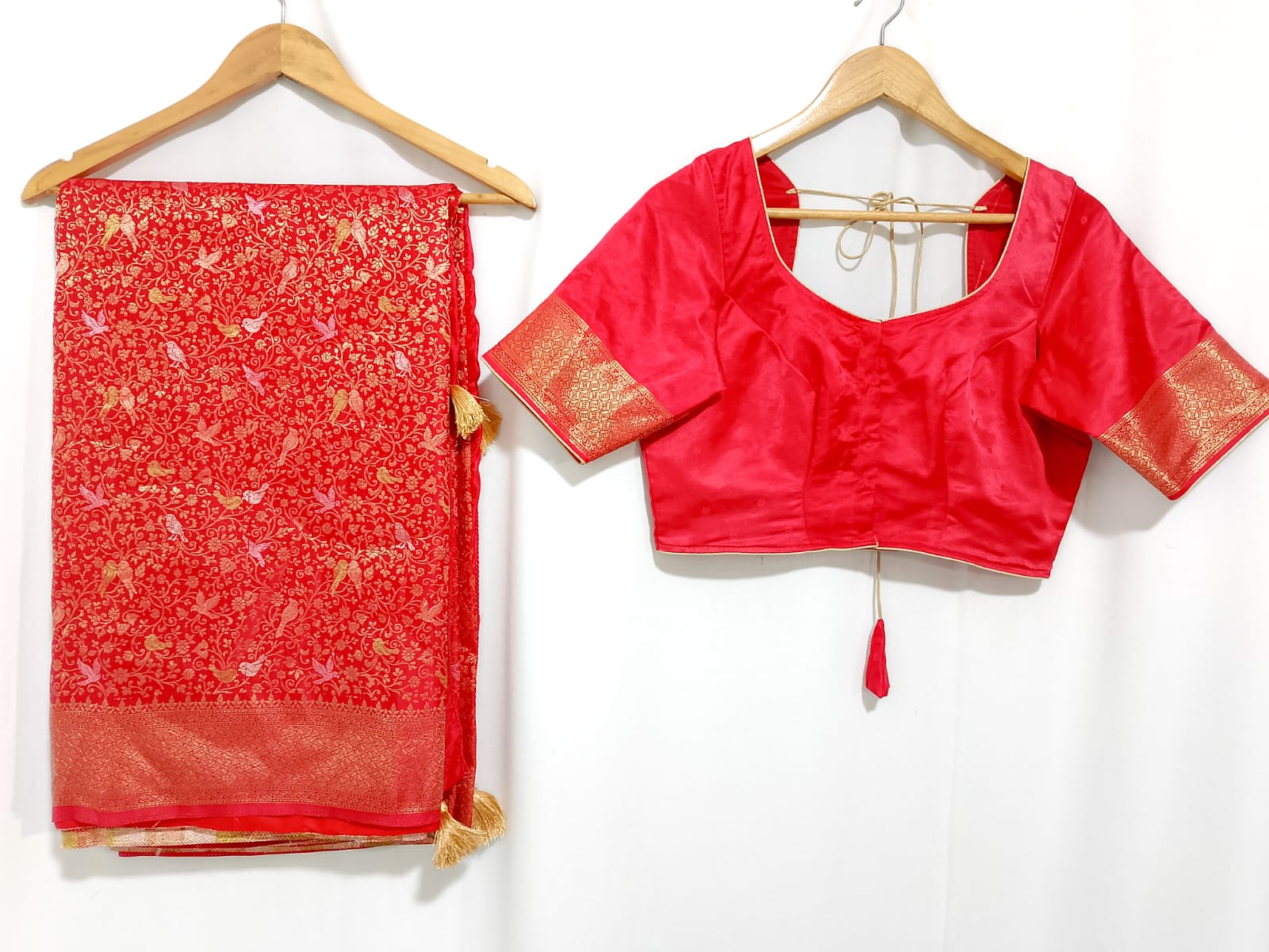 N1677 : Ready To Ship Beautiful Banarasi Saree With Stitched Blouse N1677 : Ready To Ship Beautiful Banarasi Saree With Stitched Blouse