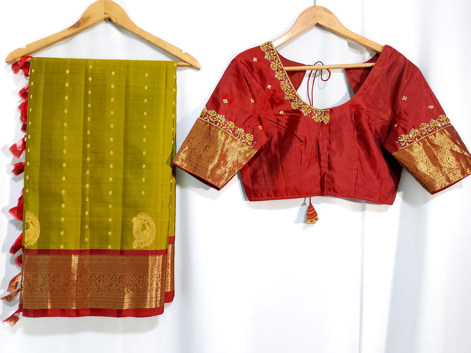 N1682 : Ready To Ship Beautiful Saree With Stitched Blouse N1682 : Ready To Ship Beautiful Saree With Stitched Blouse