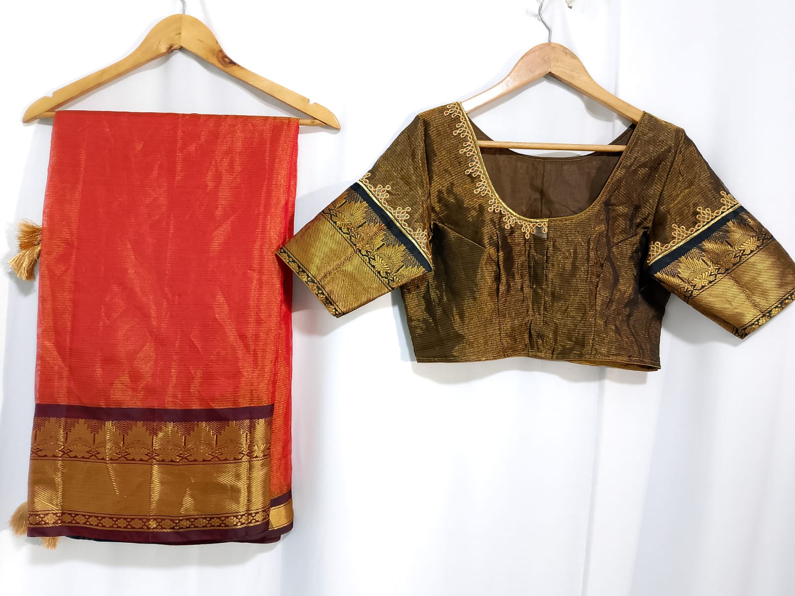 N1689 : Ready To Ship Beautiful Saree With Stitched Blouse N1689 : Ready To Ship Beautiful Saree With Stitched Blouse