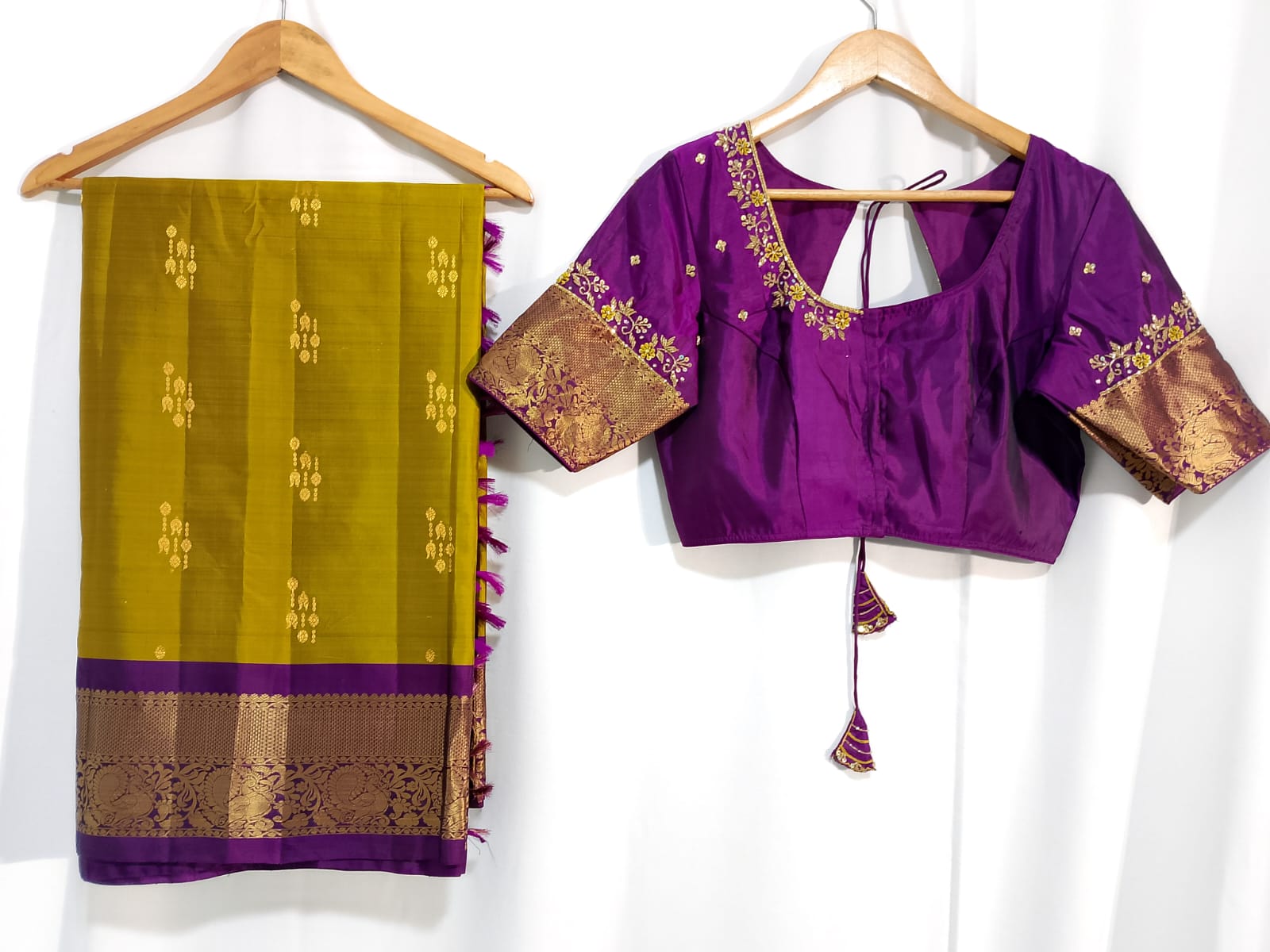 N1681 : Ready To Ship Beautiful Saree With Stitched Blouse N1681 : Ready To Ship Beautiful Saree With Stitched Blouse