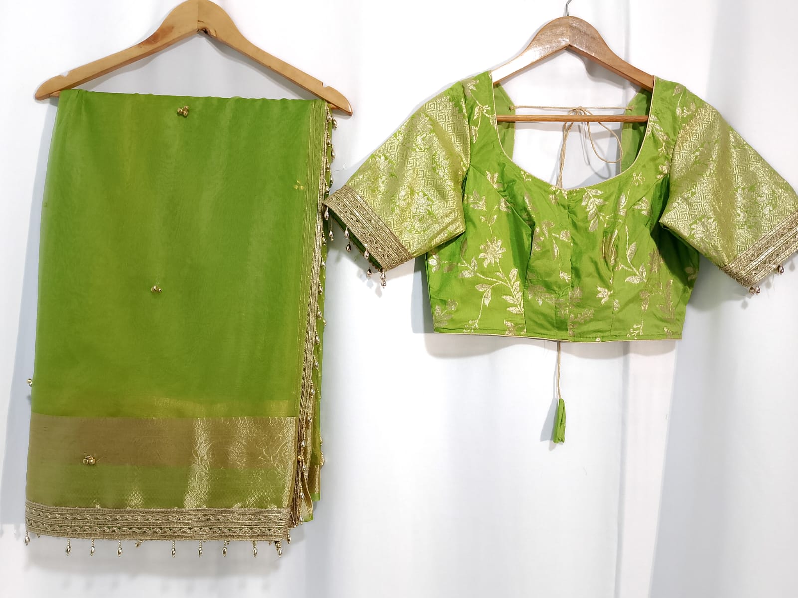 N1722 : Ready To Ship Beautiful Saree With Stitched Blouse