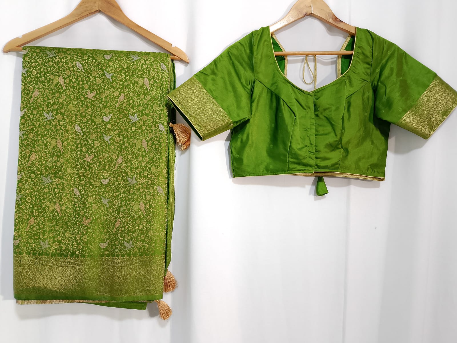 N1679  : Ready To Ship Beautiful Banarasi Saree With Stitched Blouse