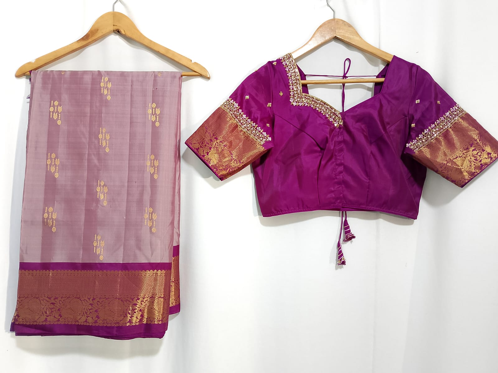 N1685 : Ready To Ship Beautiful Saree With Stitched Blouse