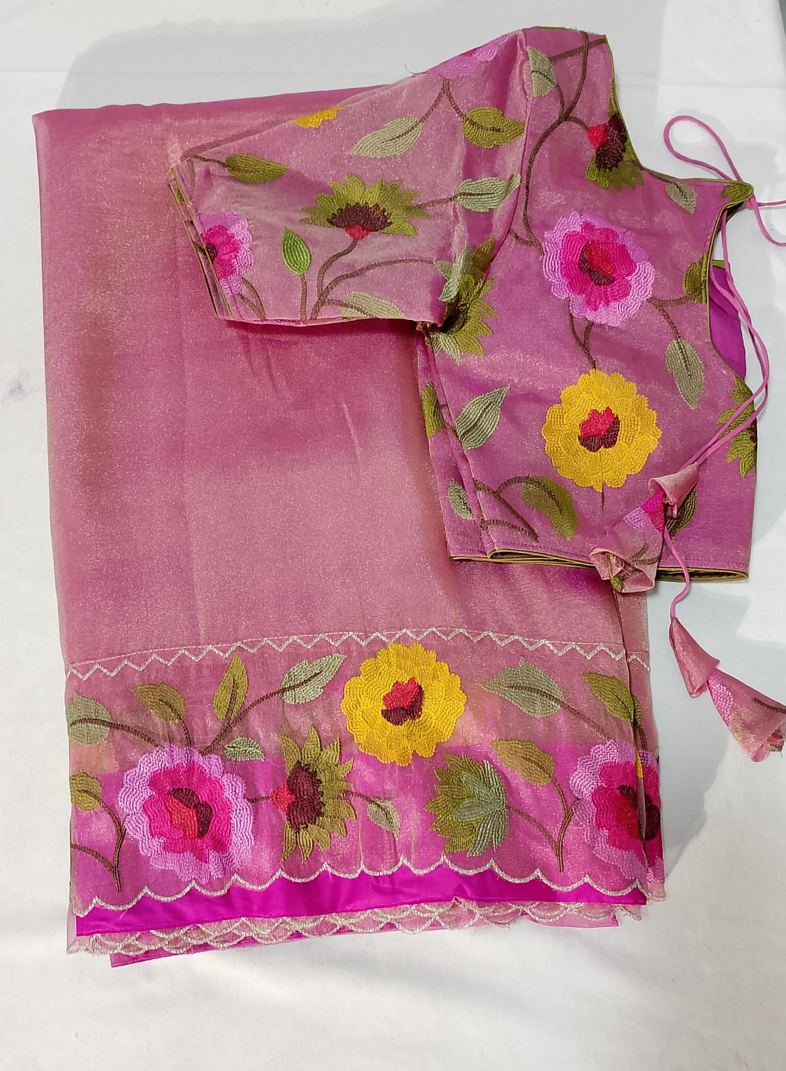 N02 : Ready To Ship Beautiful  Saree With Stitched Blouse