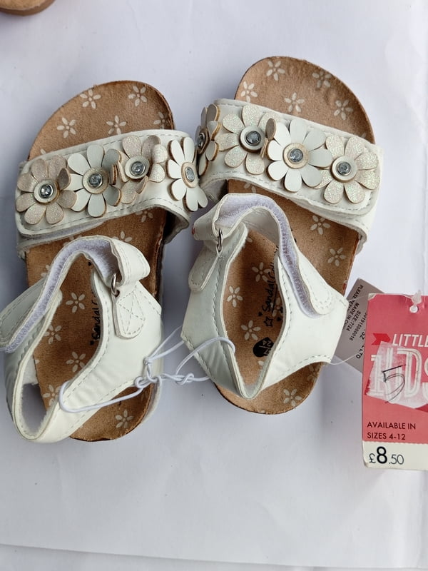 BEAUTIFUL  GIRLS SANDAL . UK STOCK SHOE -WHITE
