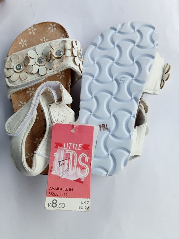 BEAUTIFUL  GIRLS SANDAL . UK STOCK SHOE -WHITE