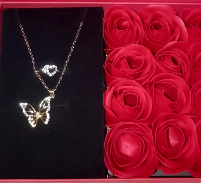 LOVE FOREVER GIFT PACK (RING, EARRINGS + ROSE PETALS)