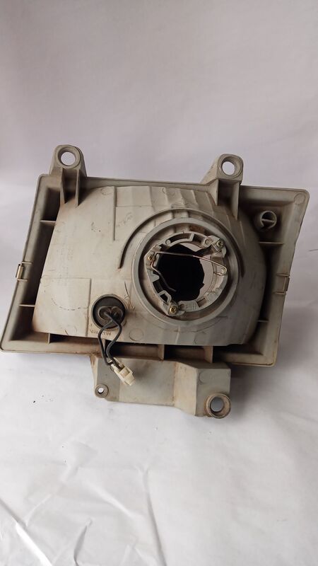 Headlights Nissan 1 Tonner RHS 1997 to 2004