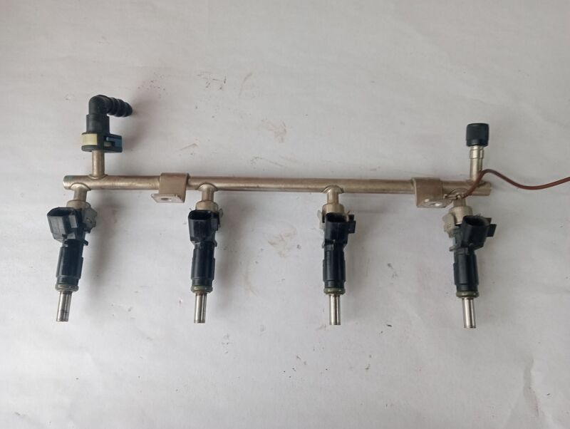 Fuel Injectors/Carburetor Chevrolet Cruze Fuel Rail and Injectors Complete 2010 to 2016