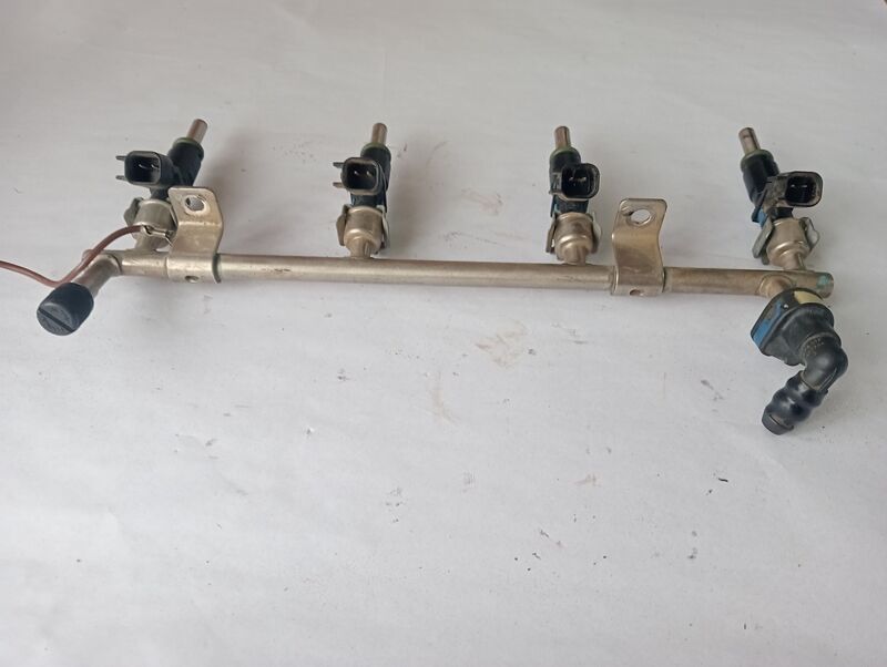 Fuel Injectors/Carburetor Chevrolet Cruze Fuel Rail and Injectors Complete 2010 to 2016