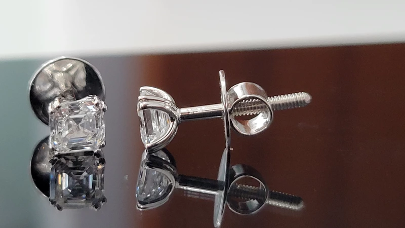 Sq Emerald Diamond Ear Stud Double Prong