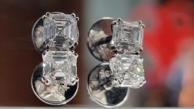 Sq Emerald Diamond Ear Stud Double Prong