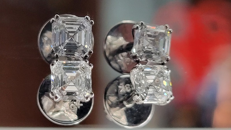 Sq Emerald Diamond Ear Stud Double Prong