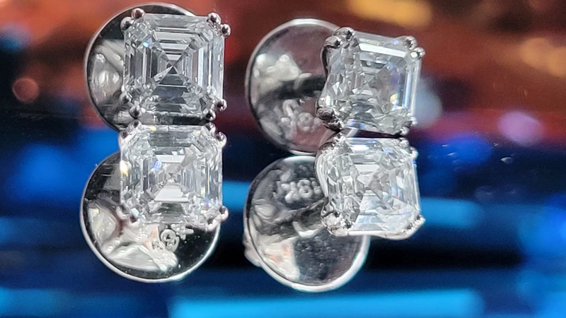 Sq Emerald Diamond Ear Stud Double Prong