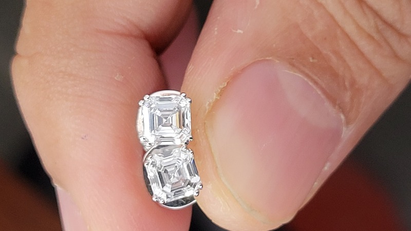 Sq Emerald Diamond Ear Stud Double Prong