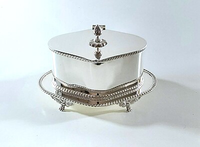 Oval Shaped Footed Biscuit Box on 4 Feet English silver Plate c.1950. SKU #: ANT2910. Oval Shaped Footed Biscuit Box on 4 Feet English silver Plate c.1950. SKU #: ANT2910.