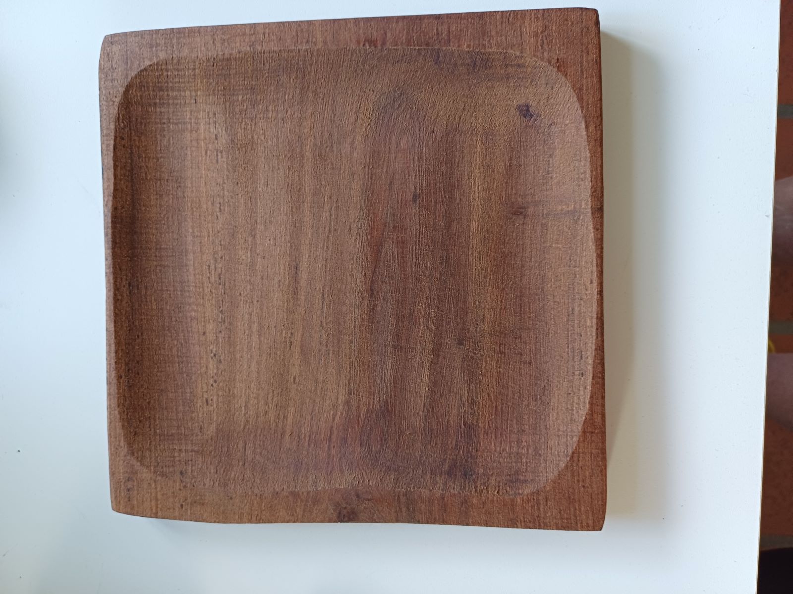 Plato de madera macisa, cuadrado