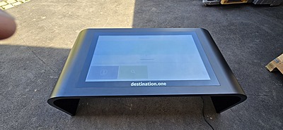 destination.kiosk 43-Zoll INDOOR Touchdesk