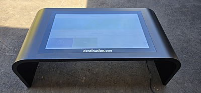 destination.kiosk 43-Zoll INDOOR Touchdesk