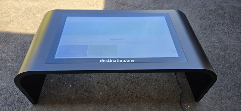 destination.kiosk 43-Zoll INDOOR Touchdesk