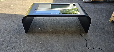 destination.kiosk 43-Zoll INDOOR Touchdesk